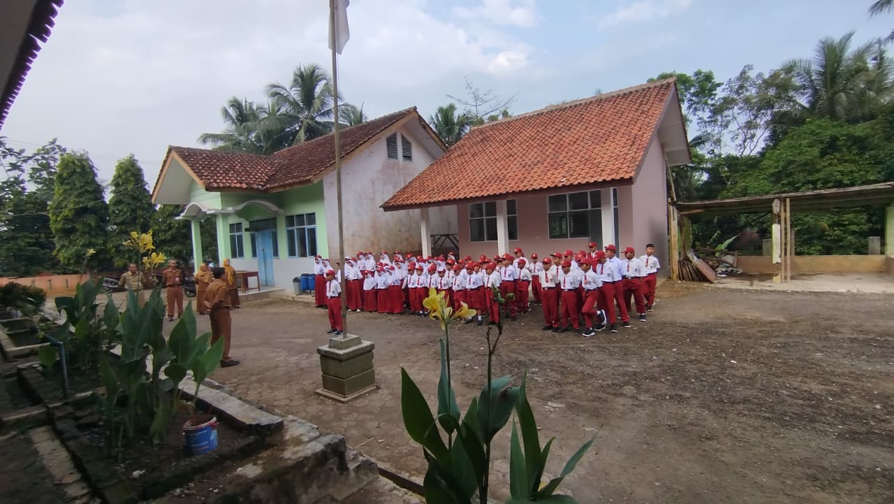 Upacara Bendera Hari Senin